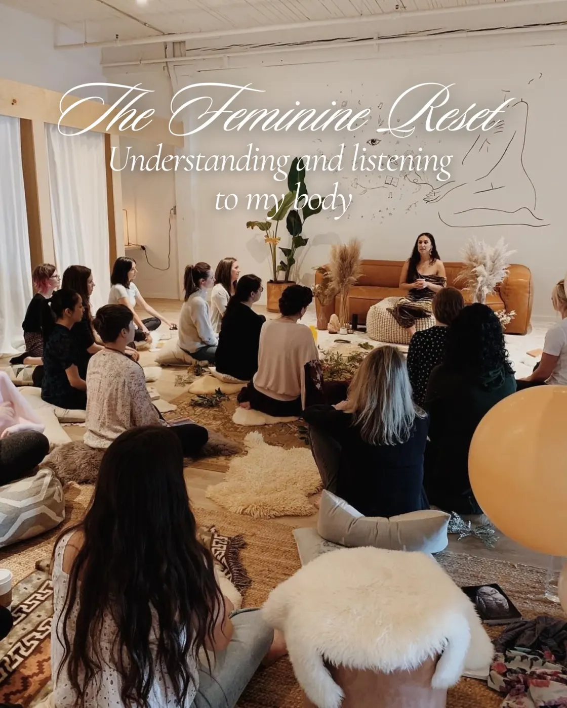„Understanding and listening to my body”: femei pe perne, ascultând o vorbitoare