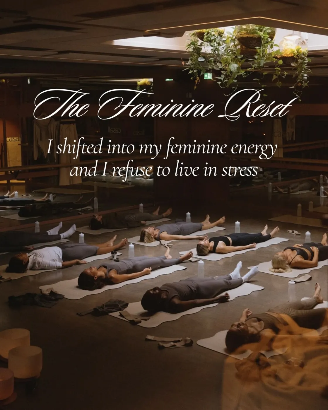 „I shifted into my feminine energy and I refuse to live in stress”: femei întinse pe saltele, în semiîntuneric