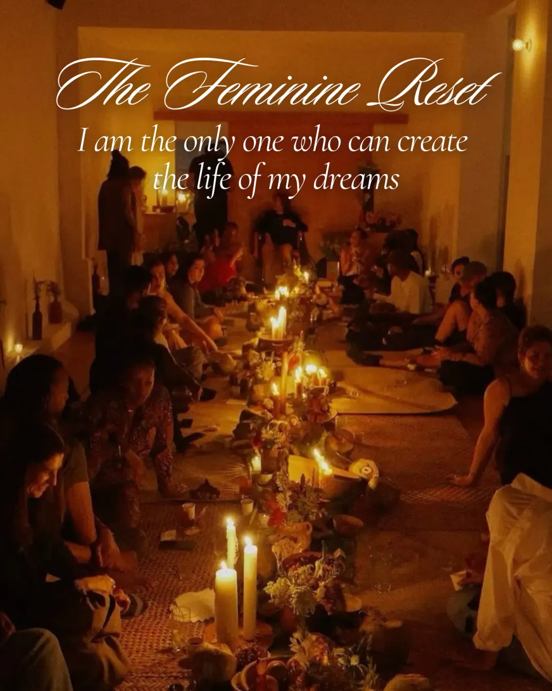 „I am the only one who can create the life of my dreams”: o masă lungă pe podea, luminată de lumânări