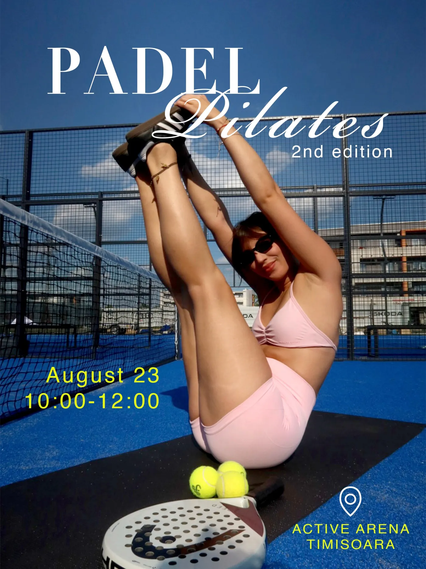 Afișul Padel & Pilates, ediția a doua: o participantă pe saltea, cu picioarele ridicate, pe terenul de padel