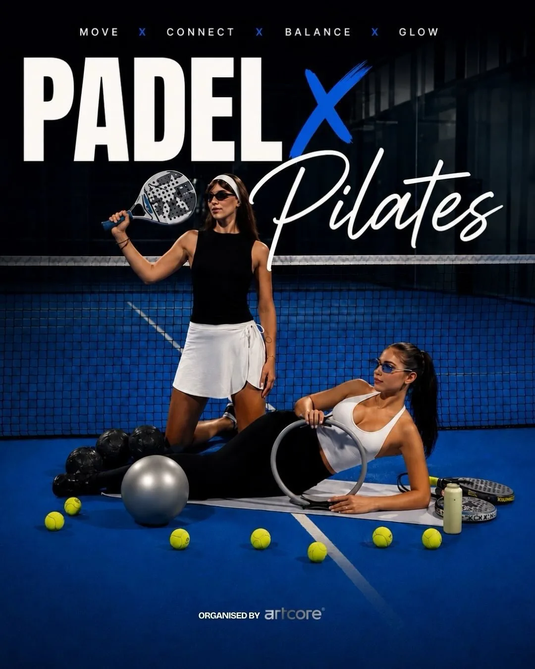 Afișul Padel x Pilates: două participante pe terenul de padel, cu rachetă, cerc și minge de pilates
