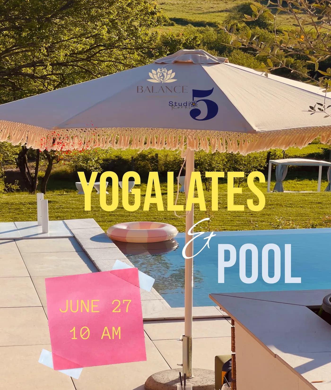 Afișul Yogalates & Pool: o umbrelă cu franjuri lângă piscină, cu titlul în galben și albastru