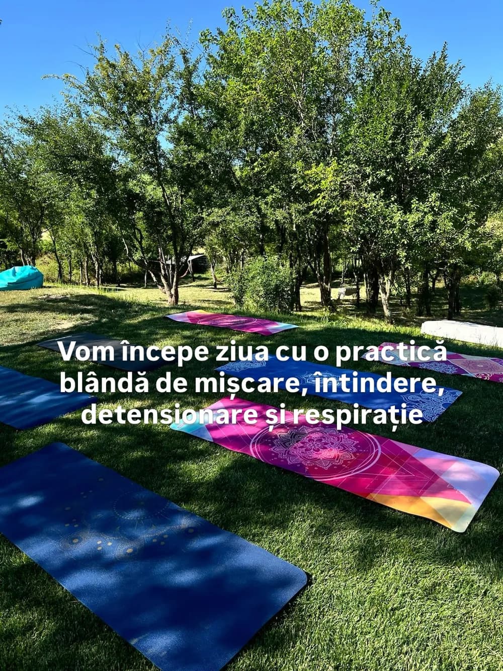 Vom începe ziua cu o practică blândă de mișcare, întindere, detensionare și respirație