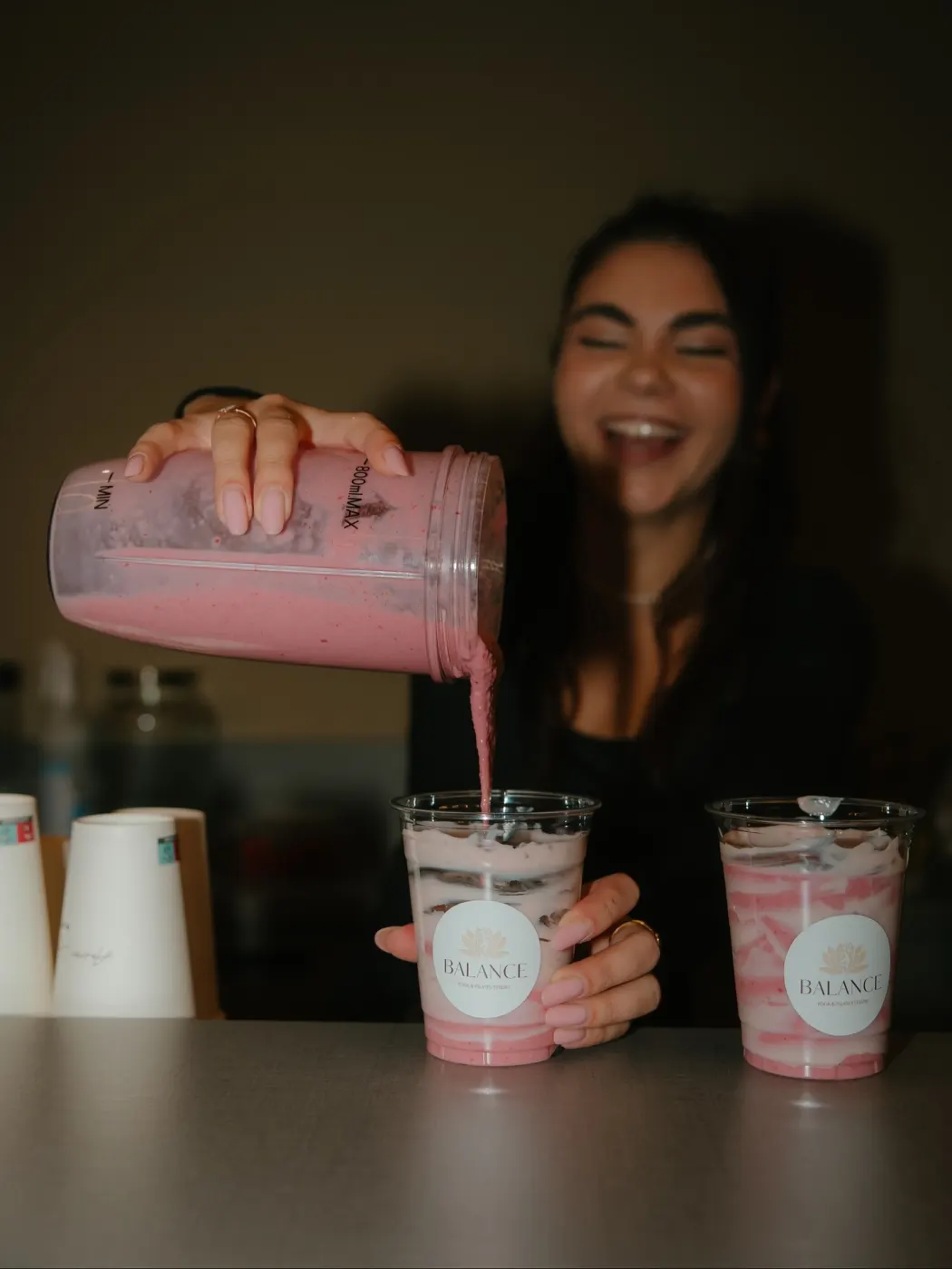 Smoothie roz turnat în paharele cu sigla Balance