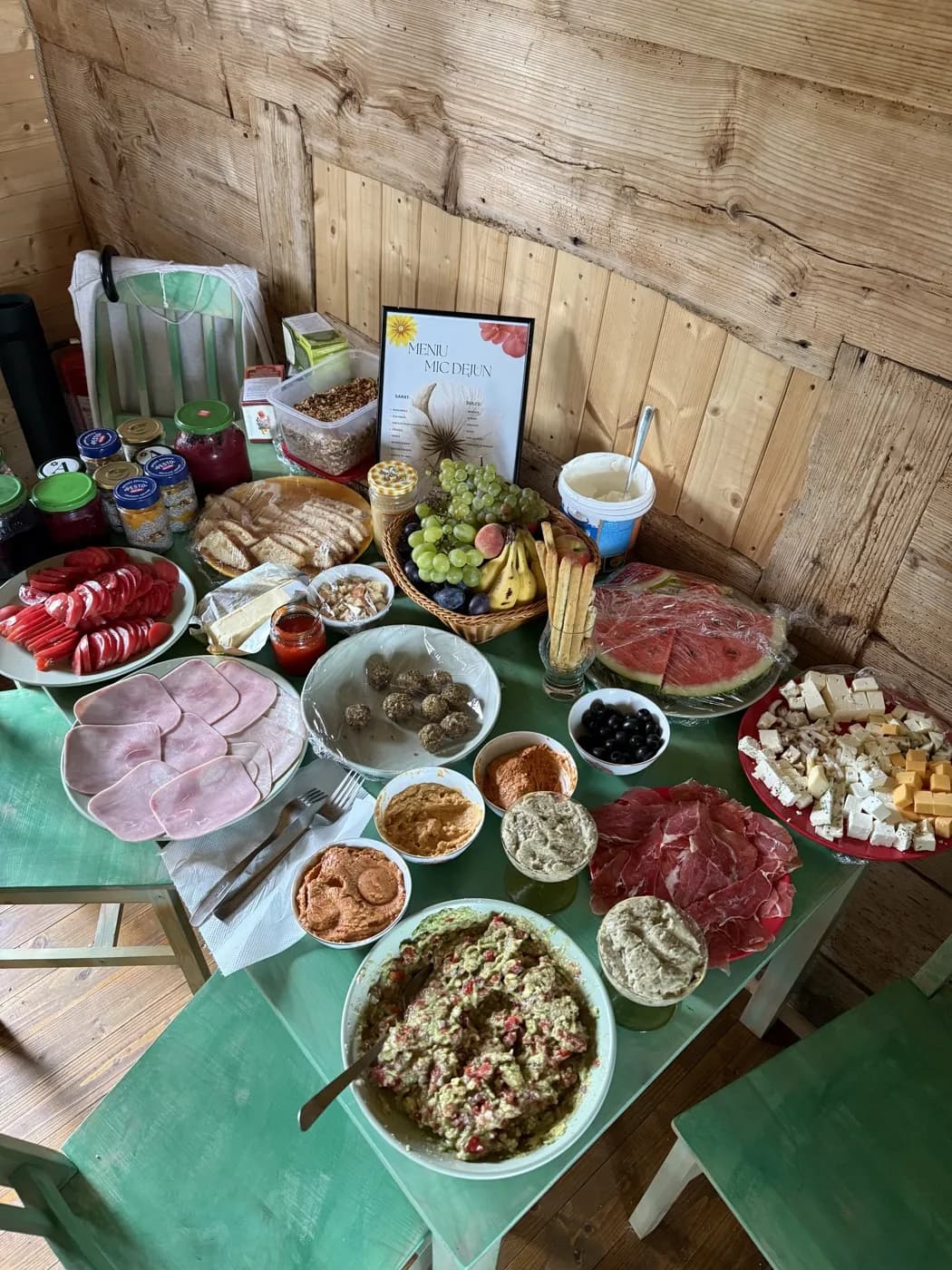 Masa plină de mâncare, pregătită în sala de lemn