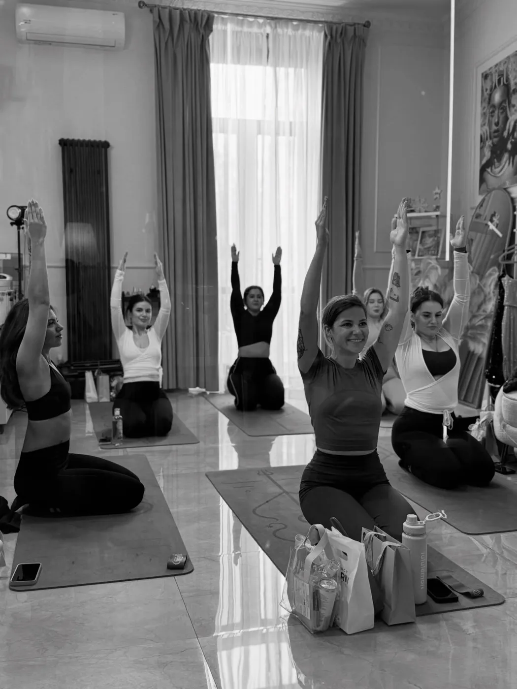 Clasa de pilates cu brațele ridicate, alb-negru