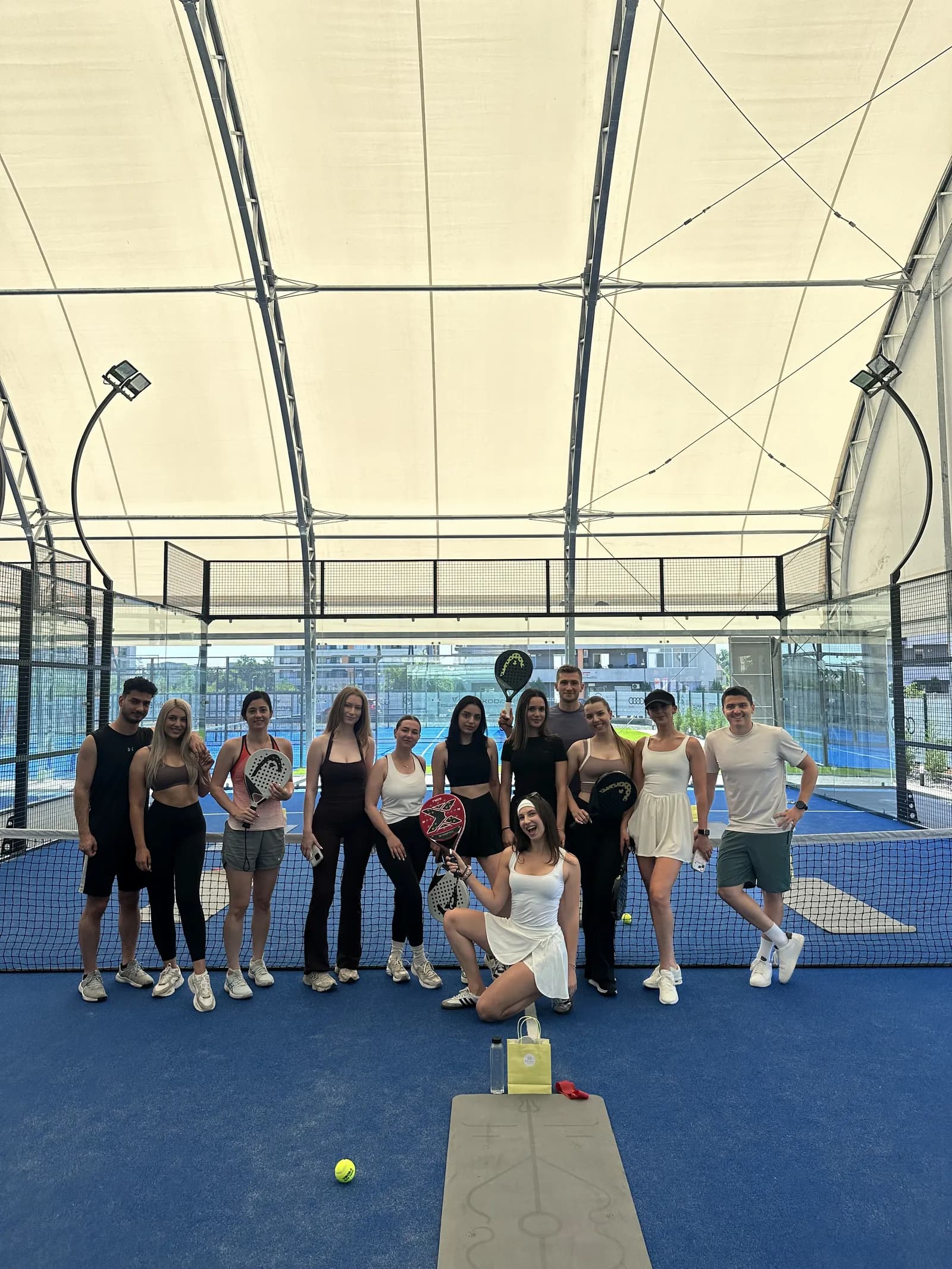 Toți participanții pe terenul acoperit de la Active Arena, după eveniment