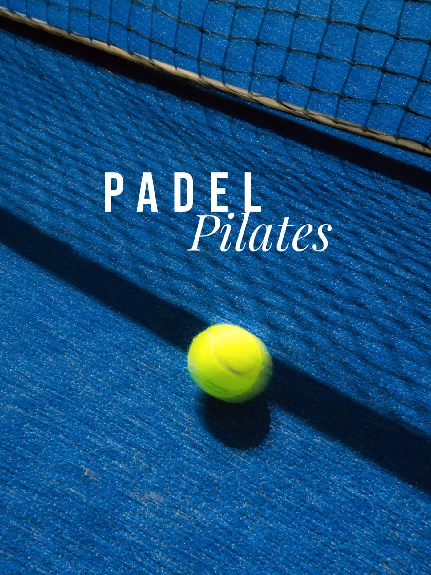 O minge de padel pe terenul albastru, lângă plasă