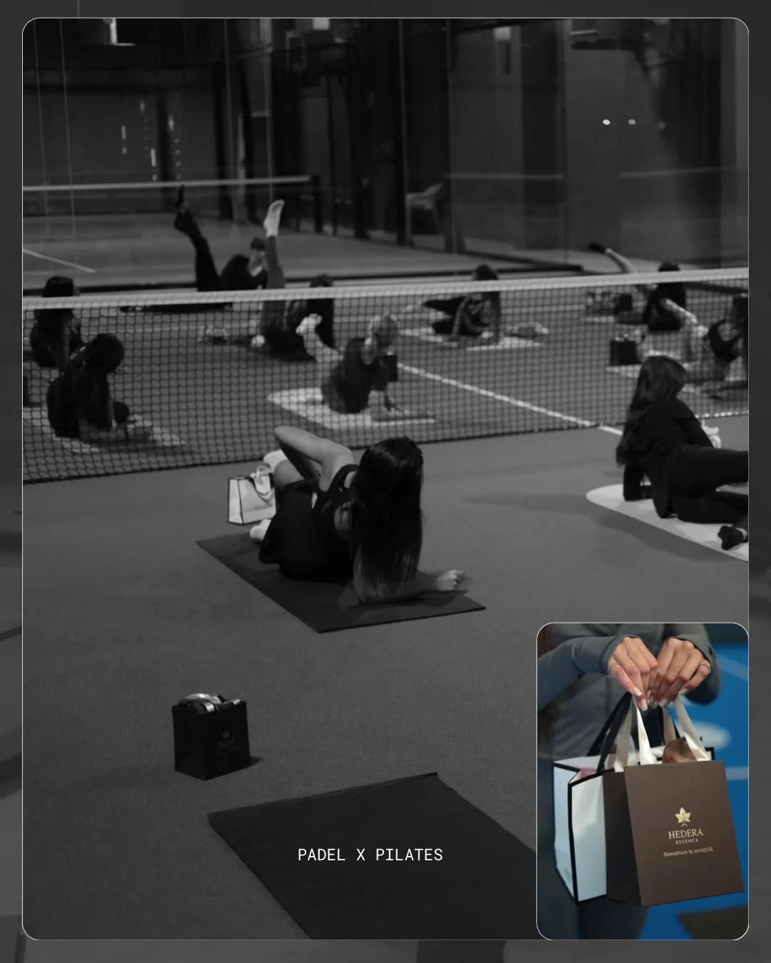 Clasa de pilates pe teren, văzută prin plasă, cu pungile de cadouri lângă saltele