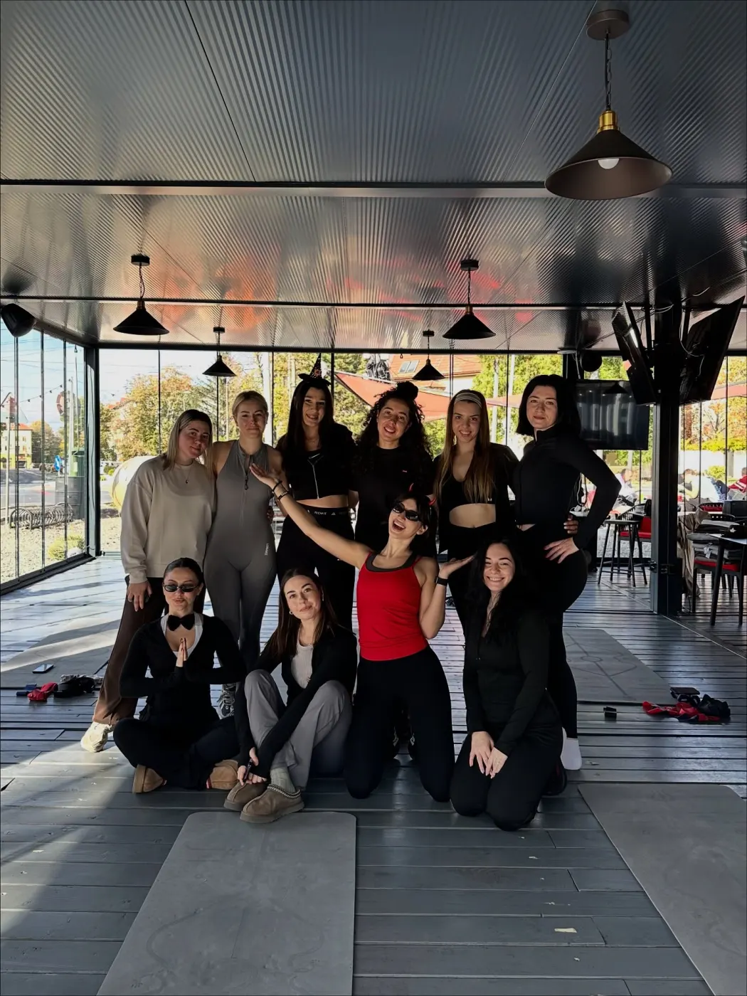 Gașca după clasă, sub acoperișul de la Foodie the Van, cu instructoarea în roșu, cu coarne de drăcușor