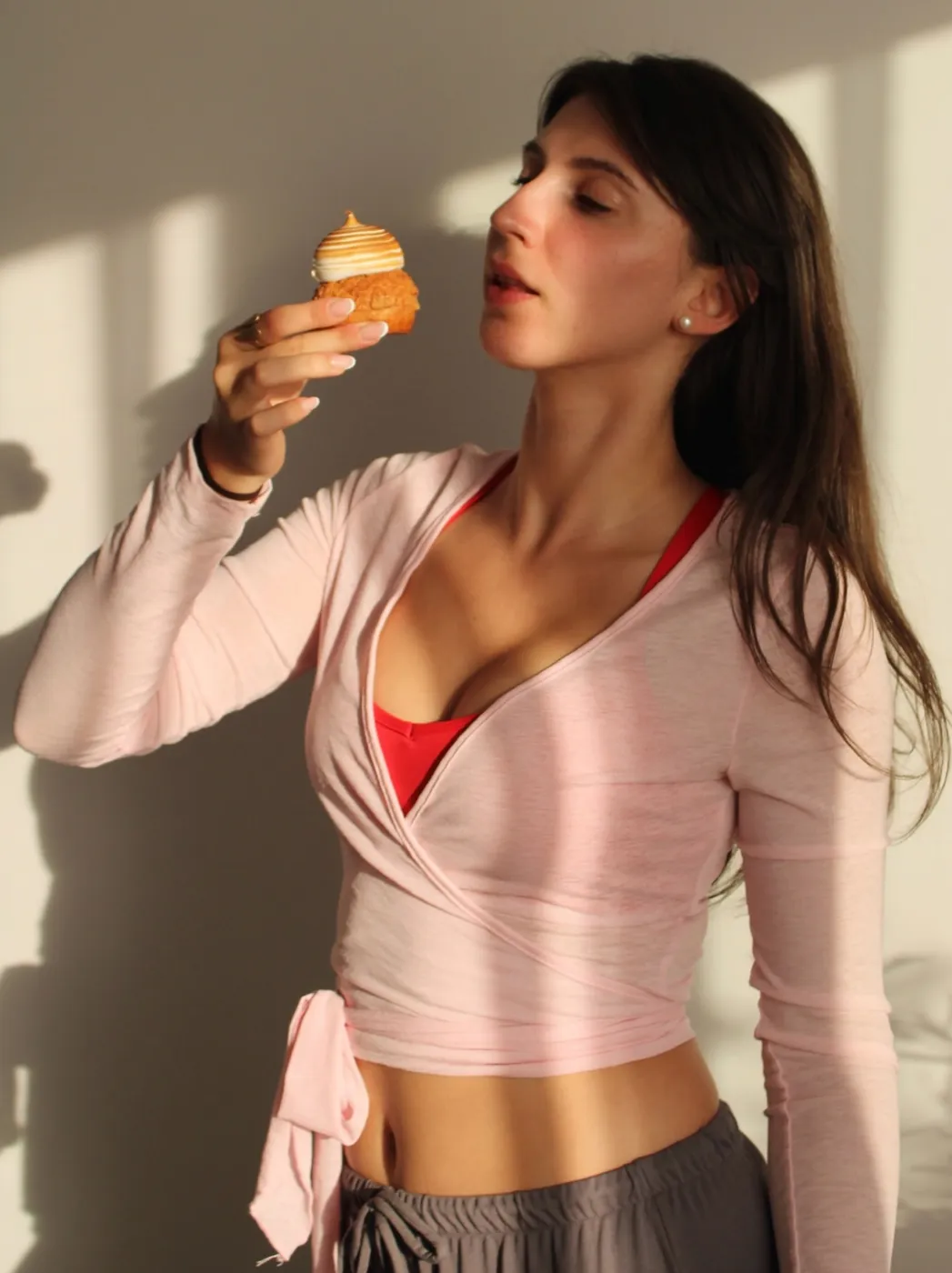 Participantă cu un choux cu bezea, în lumina de după-amiază