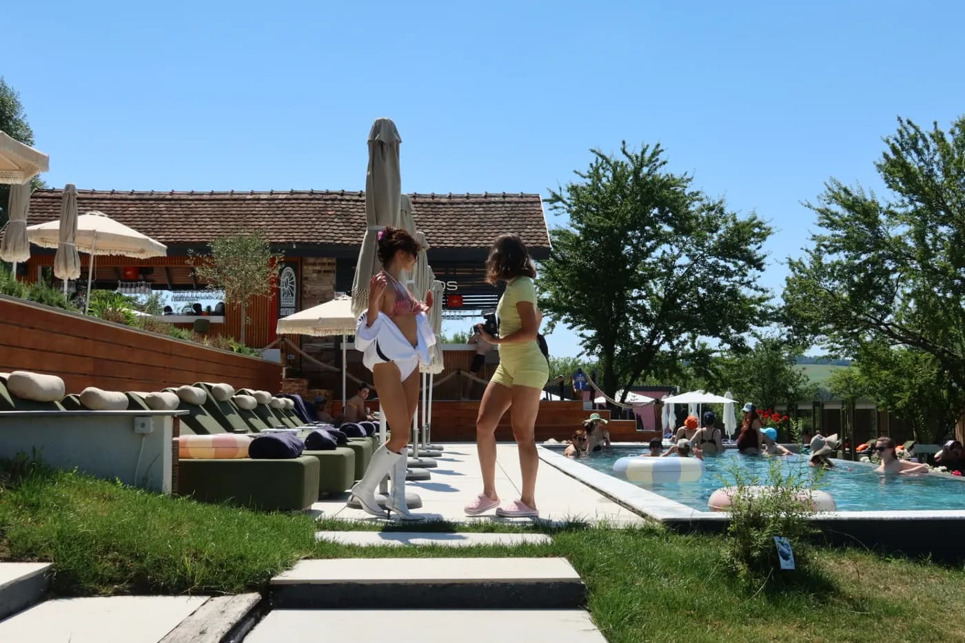 Participante lângă piscina de la Studio Rural 5, într-o zi însorită